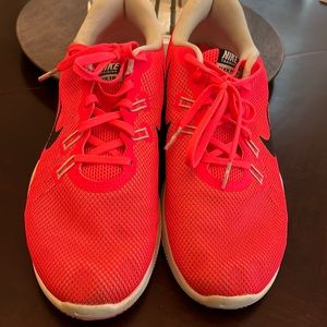 Nike Sz 9 Flex TR 7 sneakers